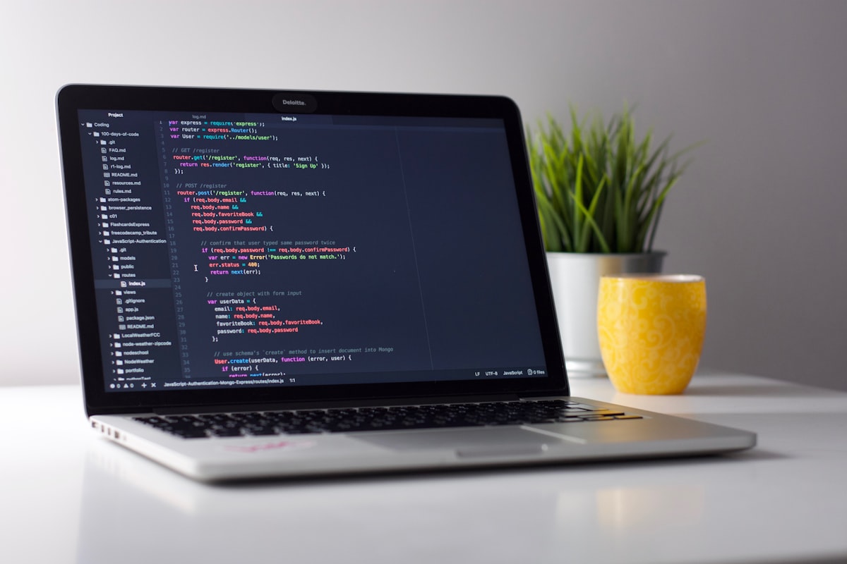 นักพัฒนาตรวจสอบโค้ดบนจอคอมพิวเตอร์เพื่อไล่ปัญหา API
